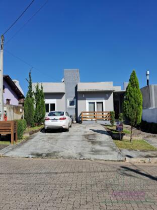 Casa plana com piscina