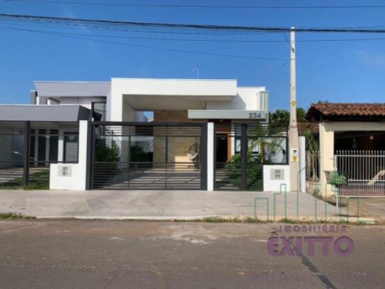 CASA PLANA NO CENTRO COM PISCINA