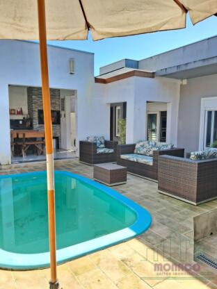 Casa plana com piscina