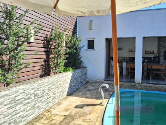 Casa plana com piscina