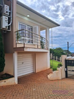 Casa de esquina Na Encosta do Sol