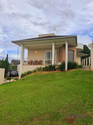 Casa de esquina Na Encosta do Sol