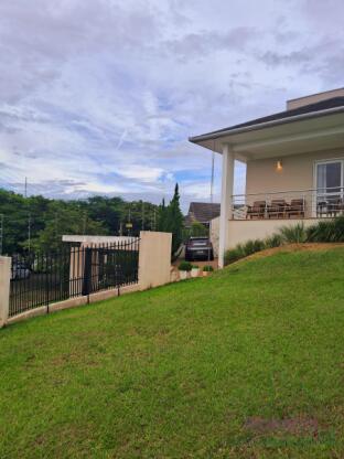 Casa de esquina Na Encosta do Sol