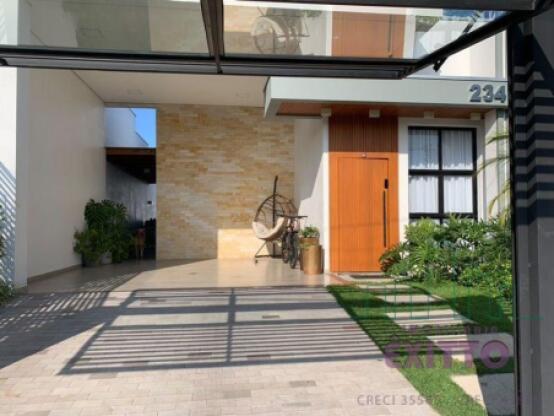 CASA PLANA NO CENTRO COM PISCINA