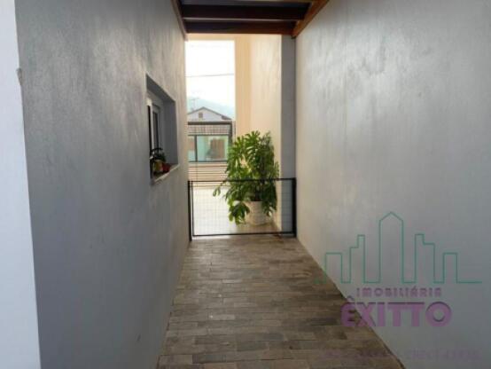 CASA PLANA NO CENTRO COM PISCINA