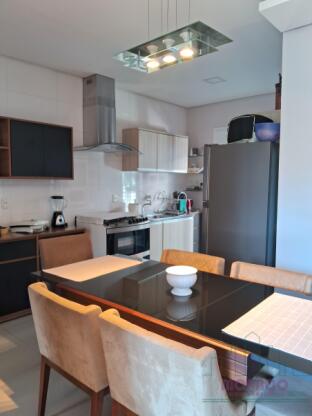 Casa plana com piscina