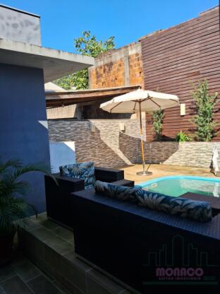 Casa plana com piscina