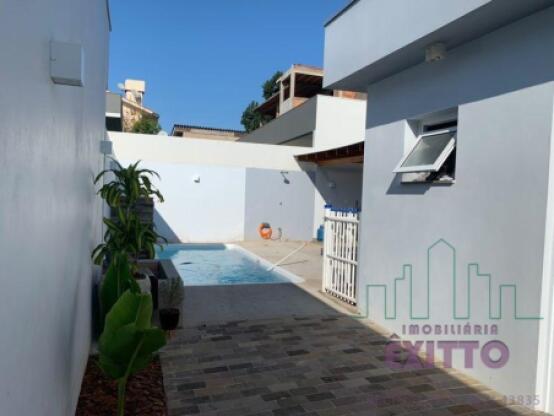 CASA PLANA NO CENTRO COM PISCINA