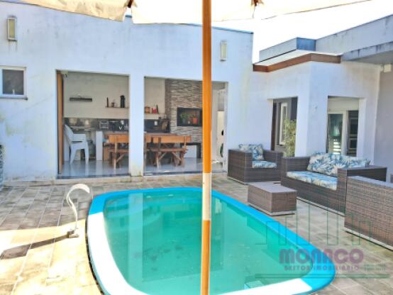 Casa plana com piscina