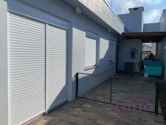 CASA PLANA NO CENTRO COM PISCINA