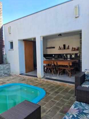 Casa plana com piscina