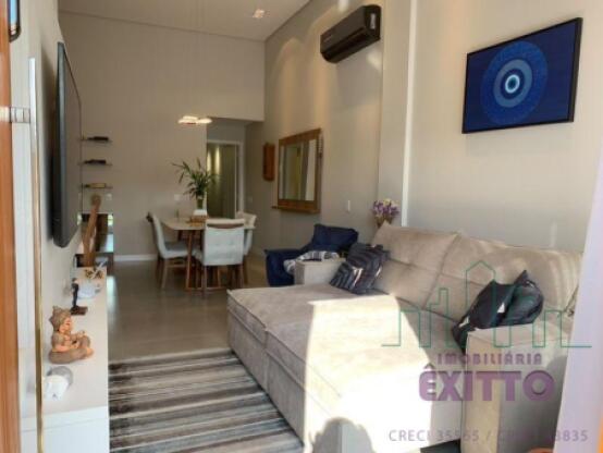 CASA PLANA NO CENTRO COM PISCINA