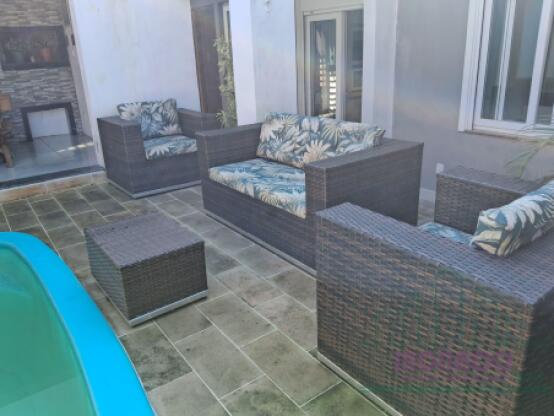 Casa plana com piscina