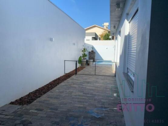 CASA PLANA NO CENTRO COM PISCINA